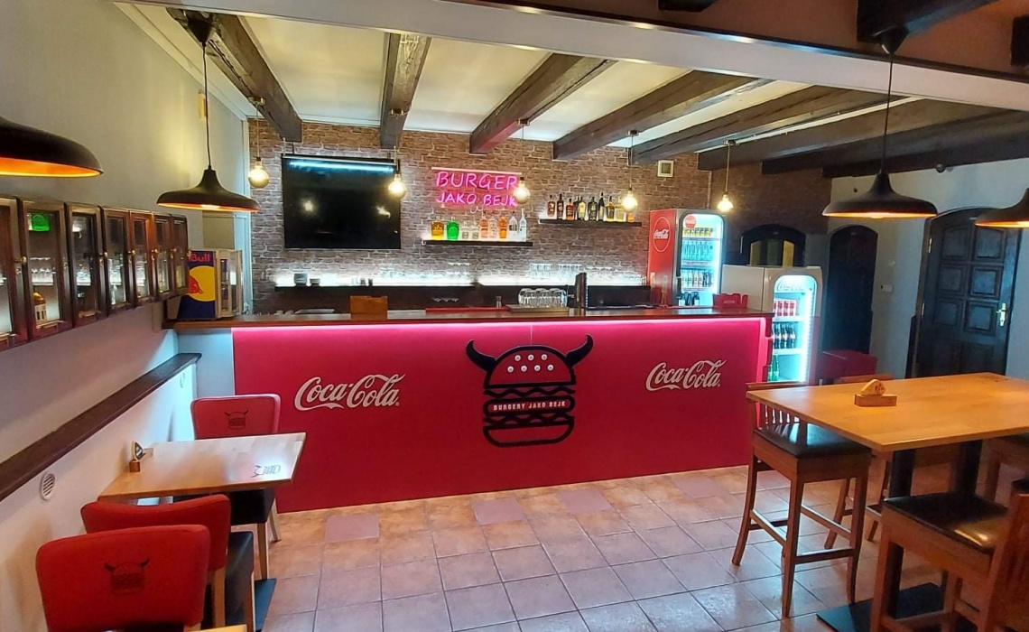 plastické logo a řezané samolepky na barpult - Pixel reklama